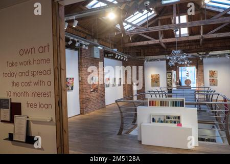 Biscuit Factory,Gebäude,Kunst,Künstler,Galerie,Galerien,Weltraum,Ouseburn,Newcastle upon Tyne,Simply,Newcastle, ist eine, Stadt, und, Metropolregion, In, Tyne und Wear, England. Die Stadt befindet sich am Fluss Tyne, nördliches Ufer, und bildet den größten Teil des bebauten Gebiets von Tyneside. Newcastle ist auch die bevölkerungsreichste Stadt Nordostenglands. Nordosten, England, Englisch, GB, Großbritannien, Großbritannien, Großbritannien, Großbritannien, Großbritannien, Europa, Europa, 2-stöckige Kunst- und Handwerksgalerie in einem großen, ehemaligen Lagerhaus mit freiliegenden Ziegeln und freigelegten Böden Stockfoto