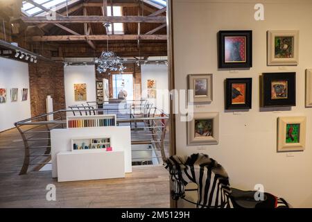 Biscuit Factory,Gebäude,Kunst,Künstler,Galerie,Galerien,Weltraum,Ouseburn,Newcastle upon Tyne,Simply,Newcastle, ist eine, Stadt, und, Metropolregion, In, Tyne und Wear, England. Die Stadt befindet sich am Fluss Tyne, nördliches Ufer, und bildet den größten Teil des bebauten Gebiets von Tyneside. Newcastle ist auch die bevölkerungsreichste Stadt Nordostenglands. Nordosten, England, Englisch, GB, Großbritannien, Großbritannien, Großbritannien, Großbritannien, Großbritannien, Europa, Europa, 2-stöckige Kunst- und Handwerksgalerie in einem großen, ehemaligen Lagerhaus mit freiliegenden Ziegeln und freigelegten Böden Stockfoto