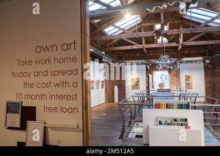 Biscuit Factory,Gebäude,Kunst,Künstler,Galerie,Galerien,Weltraum,Ouseburn,Newcastle upon Tyne,Simply,Newcastle, ist eine, Stadt, und, Metropolregion, In, Tyne und Wear, England. Die Stadt befindet sich am Fluss Tyne, nördliches Ufer, und bildet den größten Teil des bebauten Gebiets von Tyneside. Newcastle ist auch die bevölkerungsreichste Stadt Nordostenglands. Nordosten, England, Englisch, GB, Großbritannien, Großbritannien, Großbritannien, Großbritannien, Großbritannien, Europa, Europa, 2-stöckige Kunst- und Handwerksgalerie in einem großen, ehemaligen Lagerhaus mit freiliegenden Ziegeln und freigelegten Böden Stockfoto