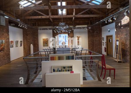 Biscuit Factory,Gebäude,Kunst,Künstler,Galerie,Galerien,Weltraum,Ouseburn,Newcastle upon Tyne,Simply,Newcastle, ist eine, Stadt, und, Metropolregion, In, Tyne und Wear, England. Die Stadt befindet sich am Fluss Tyne, nördliches Ufer, und bildet den größten Teil des bebauten Gebiets von Tyneside. Newcastle ist auch die bevölkerungsreichste Stadt Nordostenglands. Nordosten, England, Englisch, GB, Großbritannien, Großbritannien, Großbritannien, Großbritannien, Großbritannien, Europa, Europa, 2-stöckige Kunst- und Handwerksgalerie in einem großen, ehemaligen Lagerhaus mit freiliegenden Ziegeln und freigelegten Böden Stockfoto