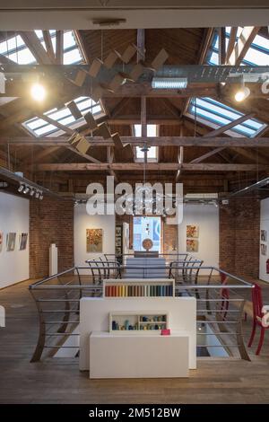 Biscuit Factory,Gebäude,Kunst,Künstler,Galerie,Galerien,Weltraum,Ouseburn,Newcastle upon Tyne,Simply,Newcastle, ist eine, Stadt, und, Metropolregion, In, Tyne und Wear, England. Die Stadt befindet sich am Fluss Tyne, nördliches Ufer, und bildet den größten Teil des bebauten Gebiets von Tyneside. Newcastle ist auch die bevölkerungsreichste Stadt Nordostenglands. Nordosten, England, Englisch, GB, Großbritannien, Großbritannien, Großbritannien, Großbritannien, Großbritannien, Europa, Europa, 2-stöckige Kunst- und Handwerksgalerie in einem großen, ehemaligen Lagerhaus mit freiliegenden Ziegeln und freigelegten Böden Stockfoto