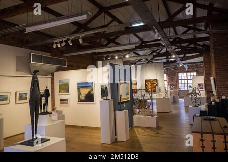 Biscuit Factory,Gebäude,Kunst,Künstler,Galerie,Galerien,Weltraum,Ouseburn,Newcastle upon Tyne,Simply,Newcastle, ist eine, Stadt, und, Metropolregion, In, Tyne und Wear, England. Die Stadt befindet sich am Fluss Tyne, nördliches Ufer, und bildet den größten Teil des bebauten Gebiets von Tyneside. Newcastle ist auch die bevölkerungsreichste Stadt Nordostenglands. Nordosten, England, Englisch, GB, Großbritannien, Großbritannien, Großbritannien, Großbritannien, Großbritannien, Europa, Europa, 2-stöckige Kunst- und Handwerksgalerie in einem großen, ehemaligen Lagerhaus mit freiliegenden Ziegeln und freigelegten Böden Stockfoto
