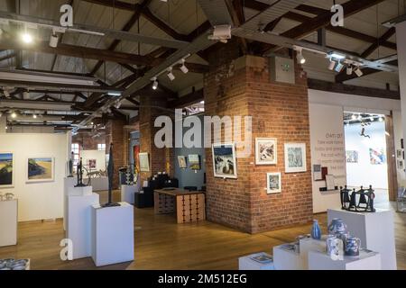 Biscuit Factory,Gebäude,Kunst,Künstler,Galerie,Galerien,Weltraum,Ouseburn,Newcastle upon Tyne,Simply,Newcastle, ist eine, Stadt, und, Metropolregion, In, Tyne und Wear, England. Die Stadt befindet sich am Fluss Tyne, nördliches Ufer, und bildet den größten Teil des bebauten Gebiets von Tyneside. Newcastle ist auch die bevölkerungsreichste Stadt Nordostenglands. Nordosten, England, Englisch, GB, Großbritannien, Großbritannien, Großbritannien, Großbritannien, Großbritannien, Europa, Europa, 2-stöckige Kunst- und Handwerksgalerie in einem großen, ehemaligen Lagerhaus mit freiliegenden Ziegeln und freigelegten Böden Stockfoto