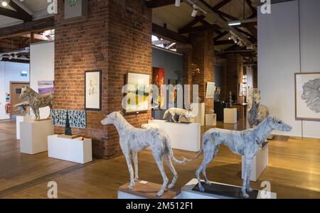 Biscuit Factory,Gebäude,Kunst,Künstler,Galerie,Galerien,Weltraum,Ouseburn,Newcastle upon Tyne,Simply,Newcastle, ist eine, Stadt, und, Metropolregion, In, Tyne und Wear, England. Die Stadt befindet sich am Fluss Tyne, nördliches Ufer, und bildet den größten Teil des bebauten Gebiets von Tyneside. Newcastle ist auch die bevölkerungsreichste Stadt Nordostenglands. Nordosten, England, Englisch, GB, Großbritannien, Großbritannien, Großbritannien, Großbritannien, Großbritannien, Europa, Europa, 2-stöckige Kunst- und Handwerksgalerie in einem großen, ehemaligen Lagerhaus mit freiliegenden Ziegeln und freigelegten Böden Stockfoto