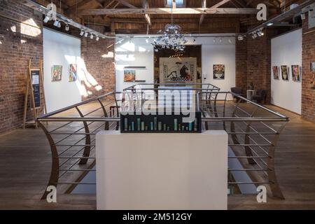 Biscuit Factory,Gebäude,Kunst,Künstler,Galerie,Galerien,Weltraum,Ouseburn,Newcastle upon Tyne,Simply,Newcastle, ist eine, Stadt, und, Metropolregion, In, Tyne und Wear, England. Die Stadt befindet sich am Fluss Tyne, nördliches Ufer, und bildet den größten Teil des bebauten Gebiets von Tyneside. Newcastle ist auch die bevölkerungsreichste Stadt Nordostenglands. Nordosten, England, Englisch, GB, Großbritannien, Großbritannien, Großbritannien, Großbritannien, Großbritannien, Europa, Europa, 2-stöckige Kunst- und Handwerksgalerie in einem großen, ehemaligen Lagerhaus mit freiliegenden Ziegeln und freigelegten Böden Stockfoto