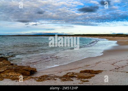 Blick auf das Naturschutzgebiet und den Strand von Maimoni am Golf von Oristano auf Sardinien Stockfoto