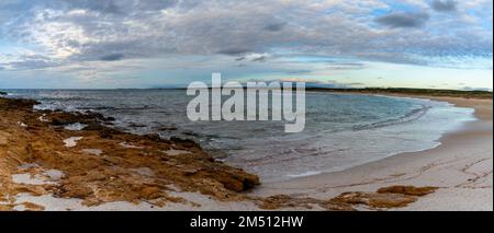 Panoramablick auf das Naturschutzgebiet und den Strand von Maimoni am Golf von Oristano auf Sardinien Stockfoto