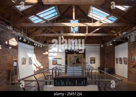 Biscuit Factory,Gebäude,Kunst,Künstler,Galerie,Galerien,Weltraum,Ouseburn,Newcastle upon Tyne,Simply,Newcastle, ist eine, Stadt, und, Metropolregion, In, Tyne und Wear, England. Die Stadt befindet sich am Fluss Tyne, nördliches Ufer, und bildet den größten Teil des bebauten Gebiets von Tyneside. Newcastle ist auch die bevölkerungsreichste Stadt Nordostenglands. Nordosten, England, Englisch, GB, Großbritannien, Großbritannien, Großbritannien, Großbritannien, Großbritannien, Europa, Europa, 2-stöckige Kunst- und Handwerksgalerie in einem großen, ehemaligen Lagerhaus mit freiliegenden Ziegeln und freigelegten Böden Stockfoto