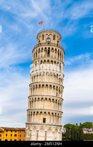 Pisa, Italien - 30. November 2022: Vertikaler Blick auf den Schiefen Turm von Pisa Stockfoto