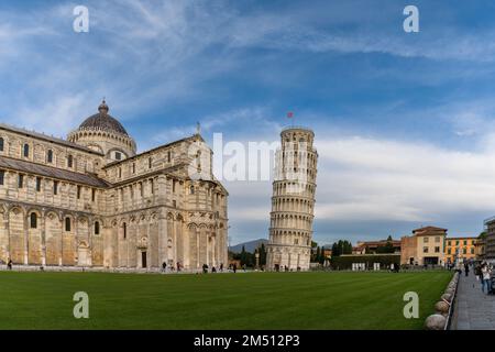 Pisa, Italien - 30. November 2022: Der Schiefe Turm von Pisa und die historische Kathedrale Stockfoto