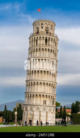 Pisa, Italien - 30. November 2022: Vertikaler Blick auf den Schiefen Turm von Pisa Stockfoto