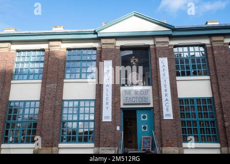 Biscuit Factory,Gebäude,Kunst,Künstler,Galerie,Galerien,Weltraum,Ouseburn,Newcastle upon Tyne,Simply,Newcastle, ist eine, Stadt, und, Metropolregion, In, Tyne und Wear, England. Die Stadt befindet sich am Fluss Tyne, nördliches Ufer, und bildet den größten Teil des bebauten Gebiets von Tyneside. Newcastle ist auch die bevölkerungsreichste Stadt Nordostenglands. Nordosten, England, Englisch, GB, Großbritannien, Großbritannien, Großbritannien, Großbritannien, Großbritannien, Europa, Europa, 2-stöckige Kunst- und Handwerksgalerie in einem großen, ehemaligen Lagerhaus mit freiliegenden Ziegeln und freigelegten Böden Stockfoto