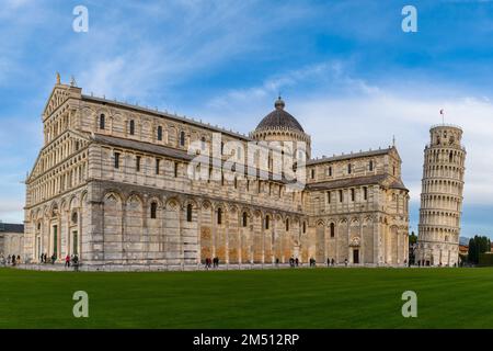 Pisa, Italien - 30. November 2022: Der Schiefe Turm von Pisa und die historische Kathedrale Stockfoto