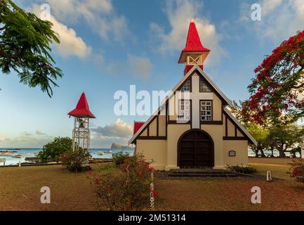 Die Kapelle mit dem roten Dach, Notre Dame Auxiliatrice, Cap Malheureux im Norden von Mauritius. Berühmter historischer Ort. Hier landeten die englischen Kolonisatoren Stockfoto