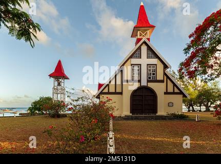 Die Kapelle mit dem roten Dach, Notre Dame Auxiliatrice, Cap Malheureux im Norden von Mauritius. Berühmter historischer Ort. Hier landeten die englischen Kolonisatoren Stockfoto