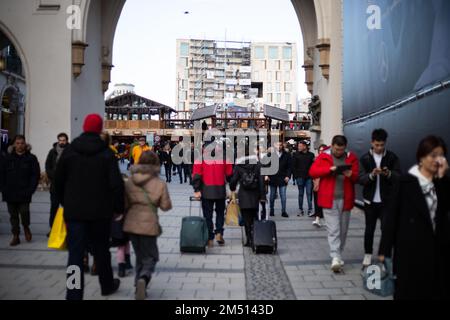 München, Deutschland. 24. Dezember 2022. Christkindlmarkt am 24. Dezember 2022 in München. Besucher trinken Glühwein oder Punsch und essen Bratwurst, Tarte Flambee, Pommes Frites oder Süßigkeiten. (Foto: Alexander Pohl/Sipa USA) Guthaben: SIPA USA/Alamy Live News Stockfoto