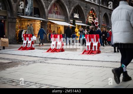 München, Deutschland. 24. Dezember 2022. Christkindlmarkt am 24. Dezember 2022 in München. Besucher trinken Glühwein oder Punsch und essen Bratwurst, Tarte Flambee, Pommes Frites oder Süßigkeiten. (Foto: Alexander Pohl/Sipa USA) Guthaben: SIPA USA/Alamy Live News Stockfoto