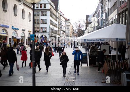 München, Deutschland. 24. Dezember 2022. Christkindlmarkt am 24. Dezember 2022 in München. Besucher trinken Glühwein oder Punsch und essen Bratwurst, Tarte Flambee, Pommes Frites oder Süßigkeiten. (Foto: Alexander Pohl/Sipa USA) Guthaben: SIPA USA/Alamy Live News Stockfoto