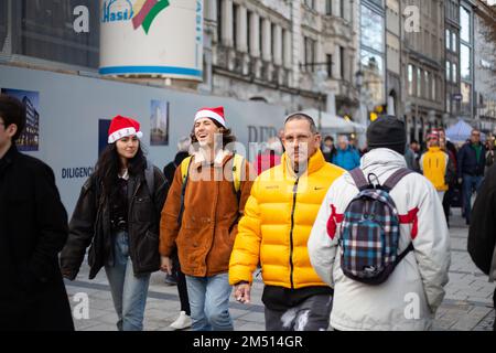 München, Deutschland. 24. Dezember 2022. Christkindlmarkt am 24. Dezember 2022 in München. Besucher trinken Glühwein oder Punsch und essen Bratwurst, Tarte Flambee, Pommes Frites oder Süßigkeiten. (Foto: Alexander Pohl/Sipa USA) Guthaben: SIPA USA/Alamy Live News Stockfoto