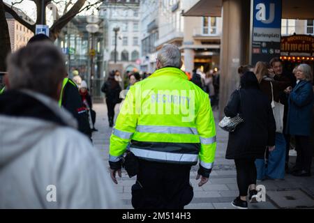 München, Deutschland. 24. Dezember 2022. Christkindlmarkt am 24. Dezember 2022 in München. Besucher trinken Glühwein oder Punsch und essen Bratwurst, Tarte Flambee, Pommes Frites oder Süßigkeiten. (Foto: Alexander Pohl/Sipa USA) Guthaben: SIPA USA/Alamy Live News Stockfoto