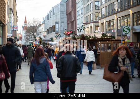 München, Deutschland. 24. Dezember 2022. Christkindlmarkt am 24. Dezember 2022 in München. Besucher trinken Glühwein oder Punsch und essen Bratwurst, Tarte Flambee, Pommes Frites oder Süßigkeiten. (Foto: Alexander Pohl/Sipa USA) Guthaben: SIPA USA/Alamy Live News Stockfoto