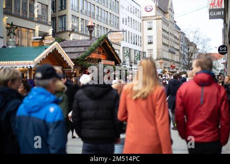 München, Deutschland. 24. Dezember 2022. Christkindlmarkt am 24. Dezember 2022 in München. Besucher trinken Glühwein oder Punsch und essen Bratwurst, Tarte Flambee, Pommes Frites oder Süßigkeiten. (Foto: Alexander Pohl/Sipa USA) Guthaben: SIPA USA/Alamy Live News Stockfoto