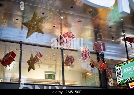 München, Deutschland. 24. Dezember 2022. Christkindlmarkt am 24. Dezember 2022 in München. Besucher trinken Glühwein oder Punsch und essen Bratwurst, Tarte Flambee, Pommes Frites oder Süßigkeiten. (Foto: Alexander Pohl/Sipa USA) Guthaben: SIPA USA/Alamy Live News Stockfoto