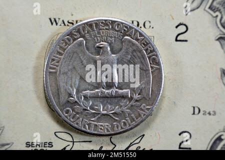 Der Weißkopfseeadler (Haliaeetus leucocephalus) von der Rückseite einer Vierteldollar-Münze, 25 25 amerikanische Cents Serie 1963, alter US-Jahrgang r Stockfoto