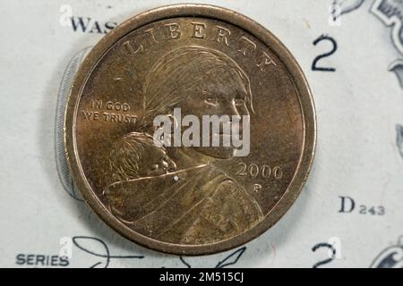 Die goldene Sacagawea-Dollar-Serie 2000, amerikanische 1-Dollar-Münze der Serie 2000 zeigt ein Profil von Sacagawea mit ihrem Kind Jean Baptiste Charbo Stockfoto