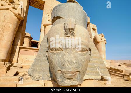 Eine riesige Granitbüste von Ramses II., Ramesseum, Luxor, Ägypten. Stockfoto