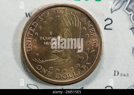 Weißkopfseeadler im Flug von der Rückseite der goldenen Sacagawea-Dollar-Serie 2000, amerikanische 1 $ 1-Dollar-Münze, alte US-Retro-Münze auf USD Stockfoto