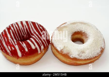 Puderzucker und Ringdonut mit Erdbeergeschmack, glasierter, hefegezogener, amerikanischer Ringdonut mit Belag, Art Foo Stockfoto