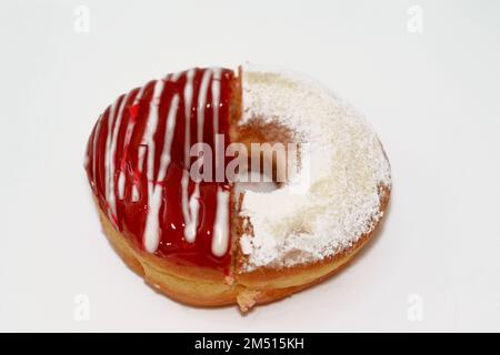 Puderzucker und Ringdonut mit Erdbeergeschmack, glasierter, hefegezogener, amerikanischer Ringdonut mit Belag, Art Foo Stockfoto