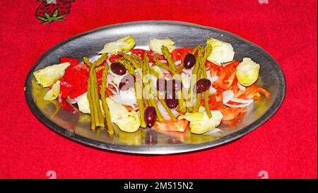 Mischplatte aus Ei, Spargel, Artischocken, Piquillo-Pfeffer und Thunfisch in Öl Stockfoto