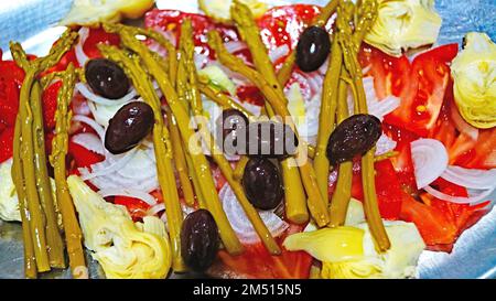 Mischplatte aus Ei, Spargel, Artischocken, Piquillo-Pfeffer und Thunfisch in Öl Stockfoto