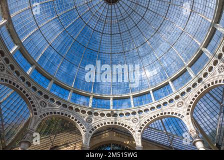 Das große Konservatorium im Garten von Syon Park, das erste Konservatorium, das in großem Maßstab aus Metall und Glas gebaut wurde, London, England Stockfoto
