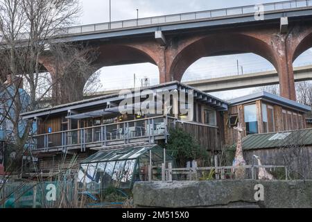 Ouseburn Farm,Charity,Ouseburn,Gegend,of,Newcastle upon Tyne,Simply,Newcastle, ist eine Stadt und ein städtischer Stadtbezirk, In, Tyne und Wear, England. Die Stadt befindet sich am Fluss Tyne, nördliches Ufer, und bildet den größten Teil des bebauten Gebiets von Tyneside. Newcastle ist auch die bevölkerungsreichste Stadt Nordostenglands. Nordosten, England, Englisch, GB, Großbritannien, Großbritannien, Großbritannien, Großbritannien, Großbritannien, Großbritannien, Europa, Europa Stockfoto