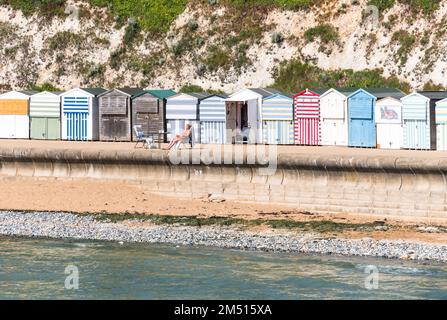 Farbenfrohe Strandhütten in Dumpton Gap, entlang des Wikingerküstenpfads von Ramsgate nach Margate, Kent, England Stockfoto