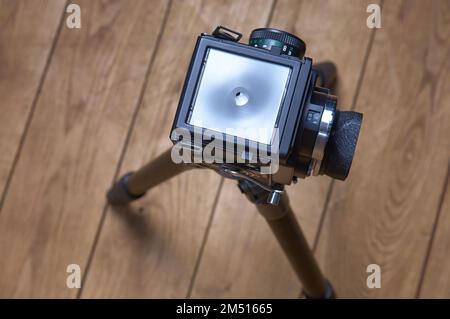 Alte und alte 6X6- oder 120mm-Filmkamera auf Stativ. Blick von oben Stockfoto