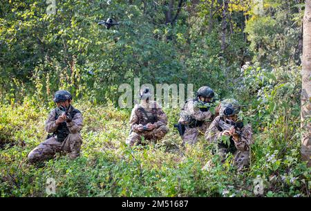 CHONGZUO, CHINA - 23. DEZEMBER 2022 - Soldaten der Spezialeinheiten führen eine Anti-Terror-Übung in einem Berggebiet in Chongzuo City, Provinz Guangxi, C, durch Stockfoto