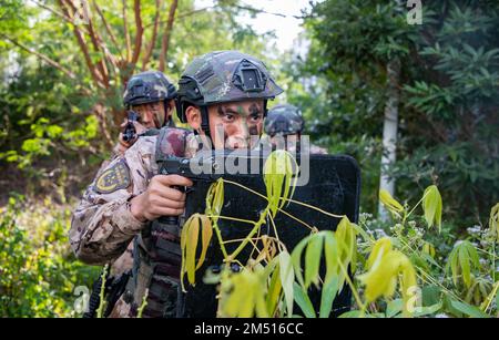 CHONGZUO, CHINA - 23. DEZEMBER 2022 - Soldaten der Spezialeinheiten führen eine Anti-Terror-Übung in einem Berggebiet in Chongzuo City, Provinz Guangxi, C, durch Stockfoto