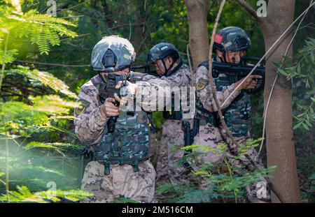 CHONGZUO, CHINA - 23. DEZEMBER 2022 - Soldaten der Spezialeinheiten führen eine Anti-Terror-Übung in einem Berggebiet in Chongzuo City, Provinz Guangxi, C, durch Stockfoto