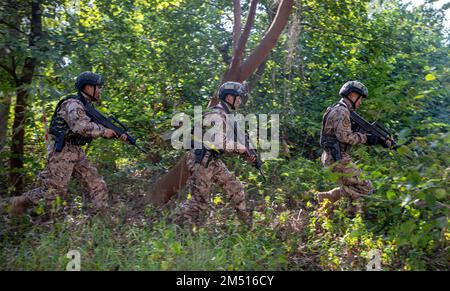 CHONGZUO, CHINA - 23. DEZEMBER 2022 - Soldaten der Spezialeinheiten führen eine Anti-Terror-Übung in einem Berggebiet in Chongzuo City, Provinz Guangxi, C, durch Stockfoto