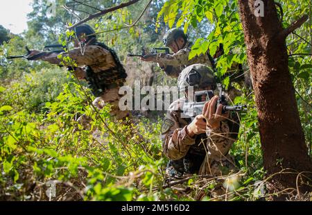 CHONGZUO, CHINA - 23. DEZEMBER 2022 - Soldaten der Spezialeinheiten führen eine Anti-Terror-Übung in einem Berggebiet in Chongzuo City, Provinz Guangxi, C, durch Stockfoto