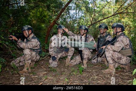 CHONGZUO, CHINA - 23. DEZEMBER 2022 - Soldaten der Spezialeinheiten führen eine Anti-Terror-Übung in einem Berggebiet in Chongzuo City, Provinz Guangxi, C, durch Stockfoto