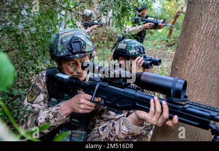 CHONGZUO, CHINA - 23. DEZEMBER 2022 - Soldaten der Spezialeinheiten führen eine Anti-Terror-Übung in einem Berggebiet in Chongzuo City, Provinz Guangxi, C, durch Stockfoto