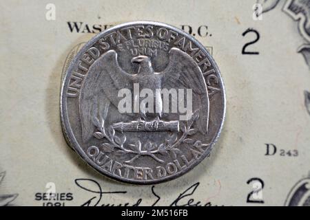 Der Weißkopfseeadler (Haliaeetus leucocephalus) von der Rückseite einer Vierteldollar-Münze, 25 25 amerikanische Cents Serie 1963, alter US-Jahrgang r Stockfoto