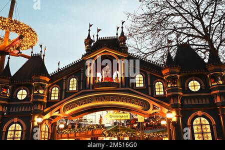 Köln, Deutschland. 21. Dezember 2022. Kölner Weihnachtsmarkt Heinzels Wintermärchen - Heimat der Heinzel in der Altstadt, des Alten Marktes und des Heumarkts in der Abenddämmerung. Kredit: Horst Galuschka/dpa/Alamy Live News Stockfoto