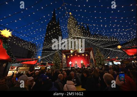 Köln, Deutschland. 21. Dezember 2022. Kölner Weihnachtsmarkt am Roncalliplatz vor dem Kölner Dom in der Abenddämmerung. Credit: Horst Galuschka/dpa/Alamy Live News Stockfoto