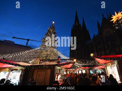 Köln, Deutschland. 21. Dezember 2022. Kölner Weihnachtsmarkt am Roncalliplatz vor dem Kölner Dom in der Abenddämmerung. Credit: Horst Galuschka/dpa/Alamy Live News Stockfoto